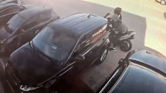 Θεσσαλονίκη: Διαρρήκτες με σκούτερ «χτυπούν» πολυτελές αυτοκίνητο – (VIDEO)