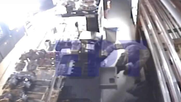 Νέος Κόσμος: Καρέ-καρέ η διάρρηξη σε φούρνο – Με άδεια χέρια έφυγαν οι δράστες