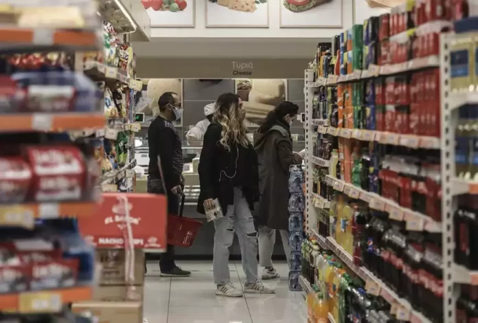 «Παλιό και μεγάλο κόλπο»: Τι λέει ο πρόεδρος του ΚΕΠΚΑ για τη μείωση της ποσότητας προϊόντων στις συσκευασίες