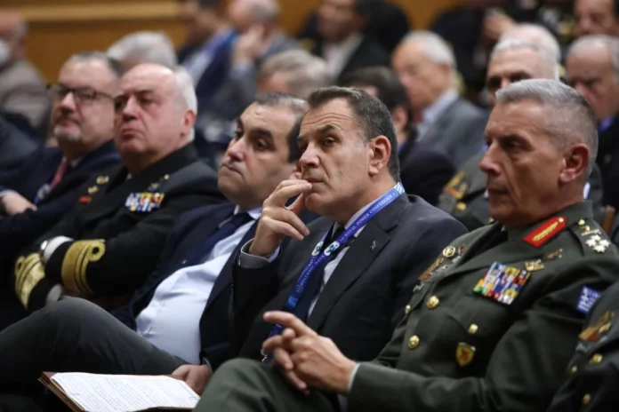 Προς γκρεμός και πίσω ρέμα για την κυβέρνηση η παρακολούθηση του στρατηγού Φλώρου από την ΕΥΠ