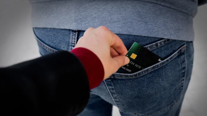 Πέλλα: Έκαναν αναλήψεις και ψώνιζαν με κλεμμένες κάρτες