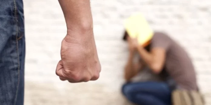 Αίγιο: Συνελήφθη 45χρονος για ενδοοικογενειακή βία – Απειλούσε τη σύζυγο και τους γονείς του