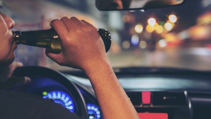 Βόλος: Μεθυσμένος οδηγός εισέβαλε σε καφενείο με το αυτοκίνητό του