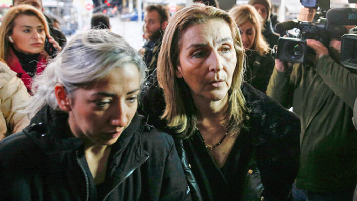 Δίκη Αλκη Καμπανού: «Μισή σπιθαμή είσαι και χτυπούσες το παιδί μου;» – Ξέσπασε στο δικαστήριο η μητέρα του