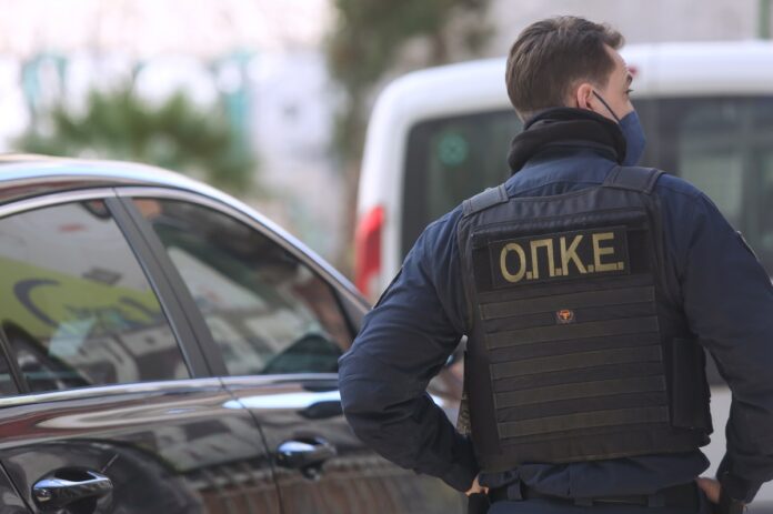 Συναγερμός στο Παλαιό Φάληρο: Καλάσνικοφ και μπιτόνι με εύφλεκτο υλικό βρέθηκε σε αυτοκίνητο – Επί τόπου η ΕΛΑΣ