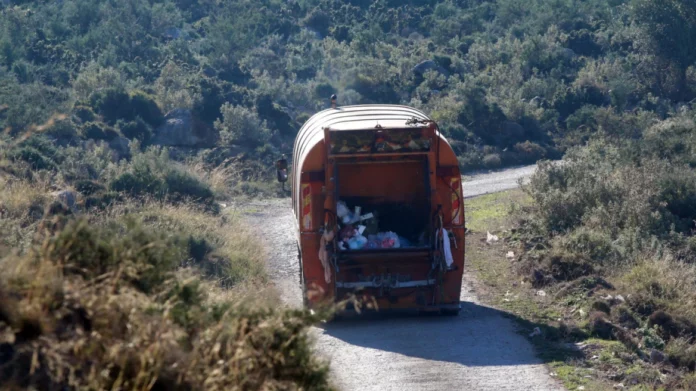 Ξυλόκαστρο: Αυτοκίνητο έπεσε σε απορριμματοφόρο – Νεκρή μια υπάλληλος καθαριότητας