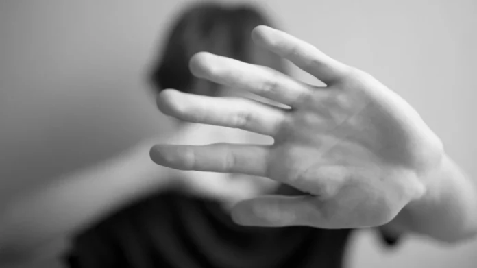 Βόλος: 40χρονη τραυμάτισε σύζυγο και γιο με ψαλίδι μετά από καβγά