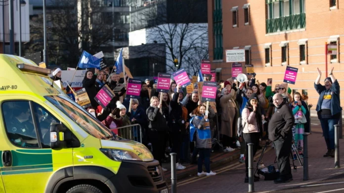 Βρετανία: Συνεχίζεται ο απεργιακός πυρετός – Νέες κινητοποιήσεις
