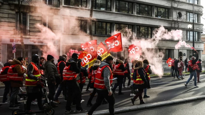 Γαλλία: Με γενικές απεργίες απειλούν τα συνδικάτα αν δεν αποσυρθεί το συνταξιοδοτικό