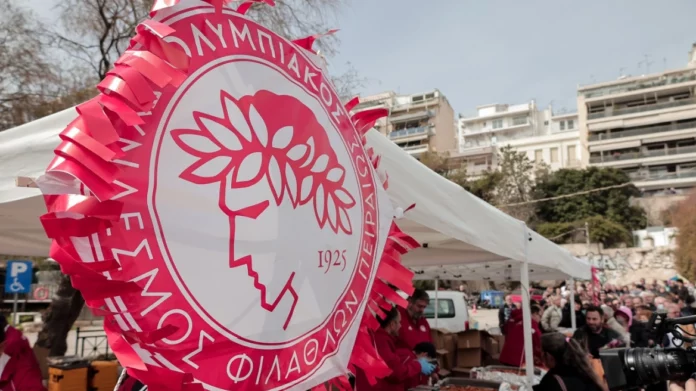 Φρεαττύδα: 2.500 σαρακοστιανά εδέσματα προσφέρθηκαν στους Πειραιώτες από την ΠΑΕ Ολυμπιακός
