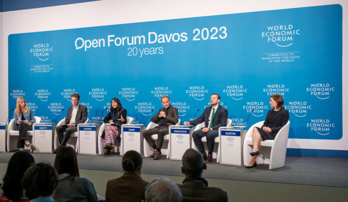 WEF για ανεξάρτητα ΜΜΕ: «”Φιμώστε” τις αντίθετες απόψεις – Κόψτε τους την χρηματοδότηση»