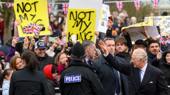 «Δεν είναι ο δικός μου βασιλιάς» – Διαδηλωτές αποδοκίμασαν τον Κάρολο στο Μίλτον Κέινς (VIDEO)