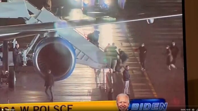 Air Force One: Επική τούμπα από τη σκάλα του αεροπλάνου που μεταφέρει τον πρόεδρο των ΗΠΑ