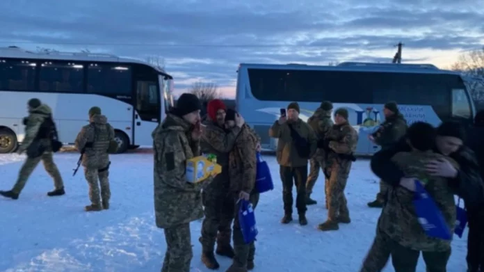 Ουκρανία: Νέα ανταλλαγή αιχμαλώτων Κιέβου – Μόσχας, 101 Ουκρανοί επέστρεψαν στη χώρα τους – Βίντεο