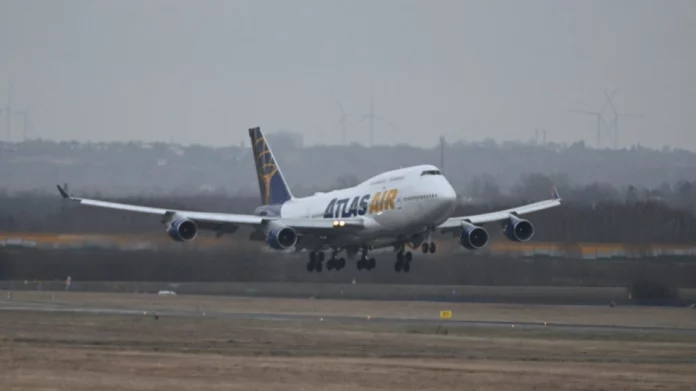 Boeing 747: Η τελευταία «βασίλισσα των αιθέρων» – «Ζωγράφισε» ένα στέμμα στον ουρανό