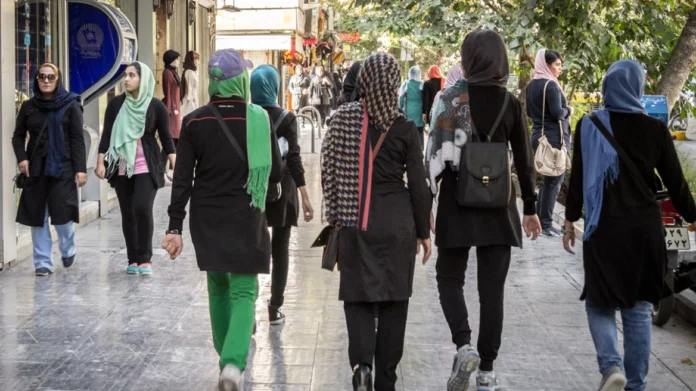 Ιράν: Με τις κάμερες ελέγχου κυκλοφορίας θα ψάχνουν ποιες γυναίκες δεν φοράνε μαντίλα!