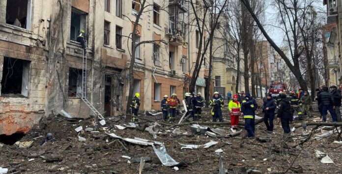 Ουκρανία: Πύραυλος της Ρωσίας χτύπησε κτήριο στο Χάρκοβο – Τρεις νεκροί και μια τραυματίας