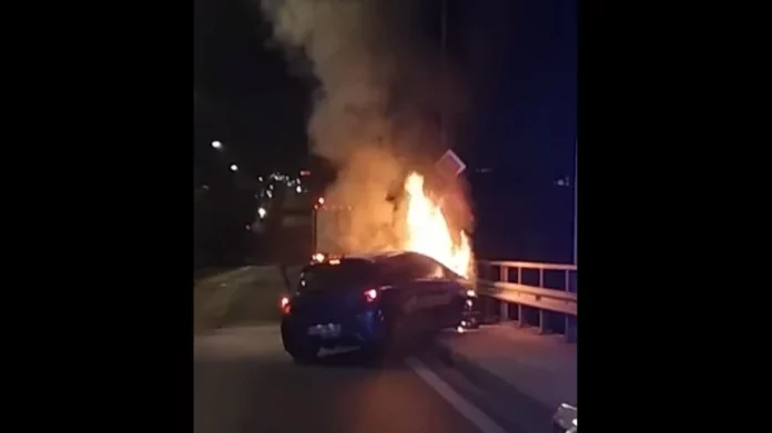 Πέτρου Ράλλη: Αστυνομικοί διέσωσαν λιπόθυμο οδηγό από φλεγόμενο όχημα