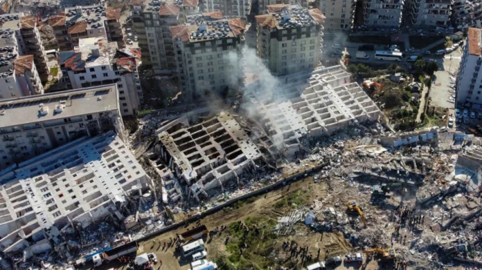 Σεισμός στην Τουρκία: Γιατί κατέρρευσαν ακόμα και νέες πολυκατοικίες – Τα σενάρια και το «pancake collapse»