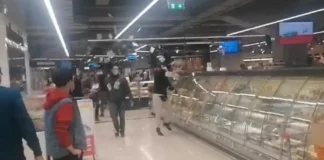 «Ντου» Ρουβίκωνα στο ΑΒ Βασιλόπουλος στο Αιγάλεω που απέλυσε καρκινοπαθή εργαζόμενη (ΦΩΤΟ)