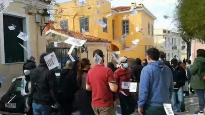 Ρουβίκωνας: Παρέμβαση στο σπίτι του πρώην υπουργού Μεταφορών Κώστα Καραμανλή στην Πλάκα