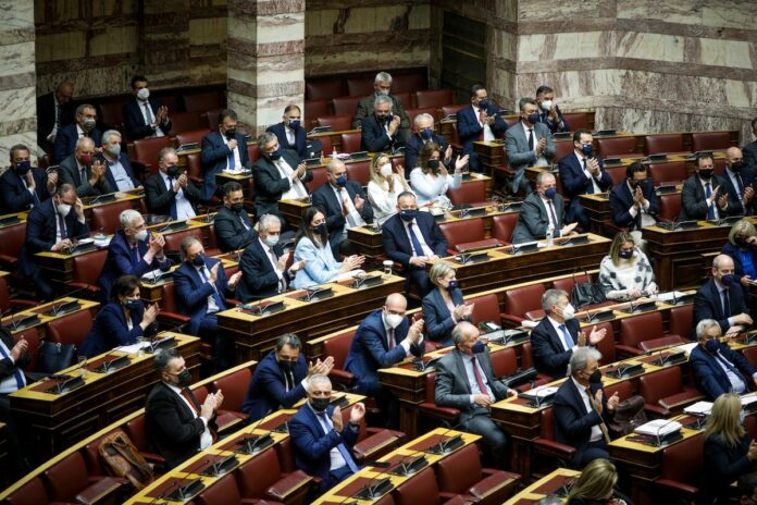 «Τελικά μόνο τα τρένα δεν παρακολουθούσαμε» – Μούδιασμα και εκλογικός φόβος στους βουλευτές της ΝΔ