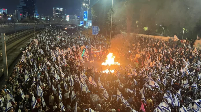 Ισραήλ: Χιλιάδες πολίτες διαδηλώνουν κατά της αποπομπής του υπουργού Άμυνας