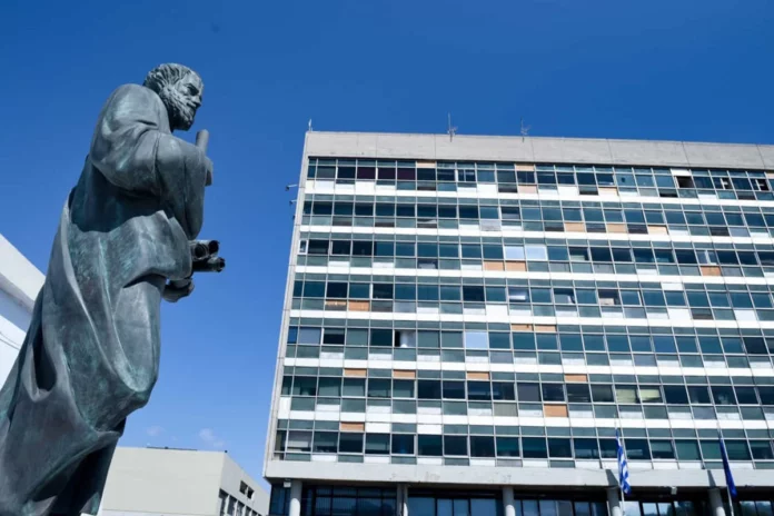 Θεσσαλονίκη: Εισβολή αντιεξουσιαστών σε εκδήλωση της ΔΑΠ – Έσκισαν αφίσες και έγραψαν συνθήματα