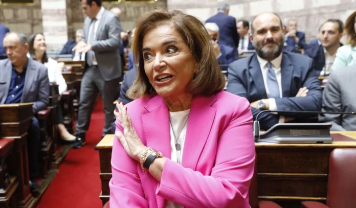Η Ντόρα πήγε να απειλήσει το Δένδια αλλά κάρφωσε τον Κυριάκο…