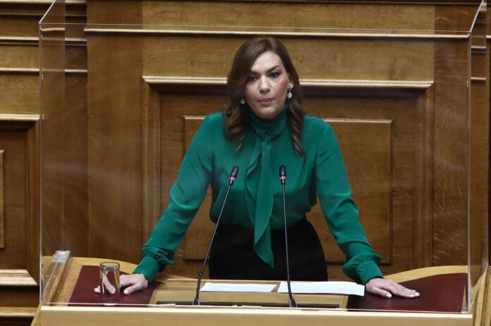 Σύγκρουση τρένων: Οργισμένη η βουλευτής Λάρισας Στέλλα Μπίζιου – “Επιχειρούν να με συνδέσουν με τον σταθμάρχη”