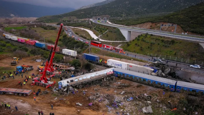 Σύγκρουση τρένων στη Λάρισα: Αγωνία για τον αριθμό των αγνοουμένων, 38 οι νεκροί και 66 τραυματίες