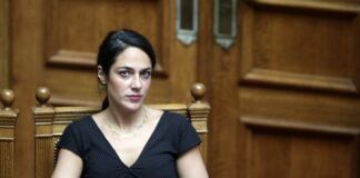 Εξέγερση κατά της κυβέρνησης στην Μάνη: Σφοδρές αποδοκιμασίες των Μανιατών κατά της Δ.Μιχαηλίδου και του Ν.Μανωλάκου