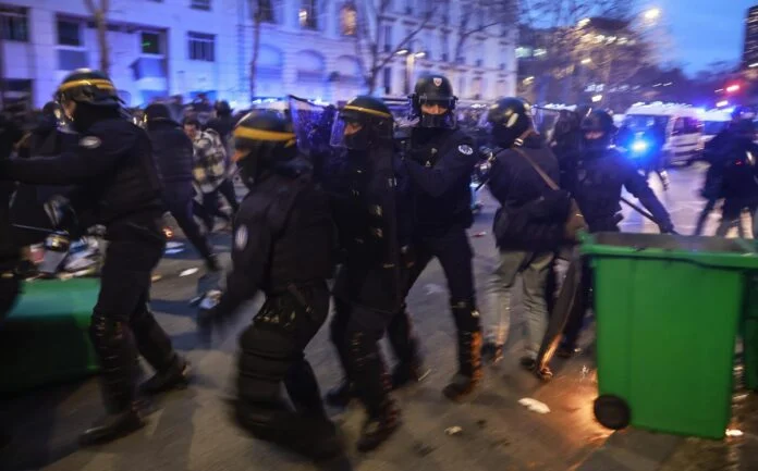 Νέα επεισόδια στο Παρίσι μετά την καταψήφιση των προτάσεων μομφής