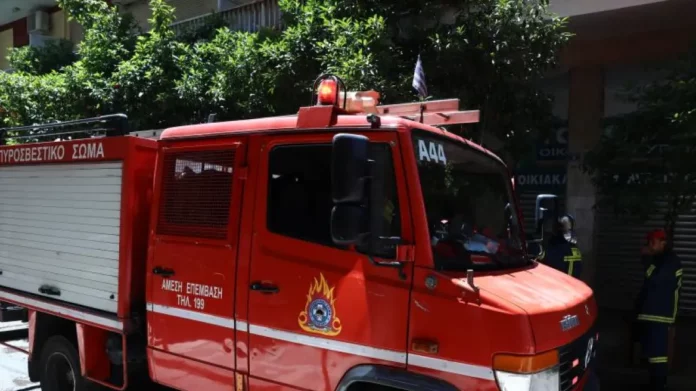 Φωτιά σε υπαίθριο χώρο αποθήκης στη λεωφόρο Αθηνών τέθηκε γρήγορα υπό έλεγχο