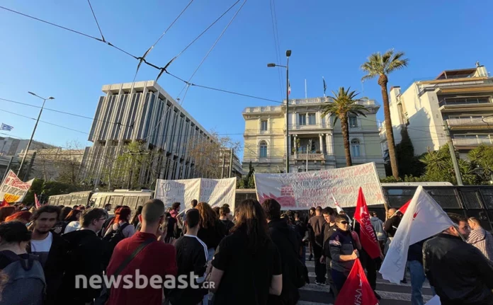 Συγκέντρωση διαμαρτυρίας στη Γαλλική Πρεσβεία της Αθήνας – Κλειστοί δρόμοι στο κέντρο-(ΦΩΤΟ)