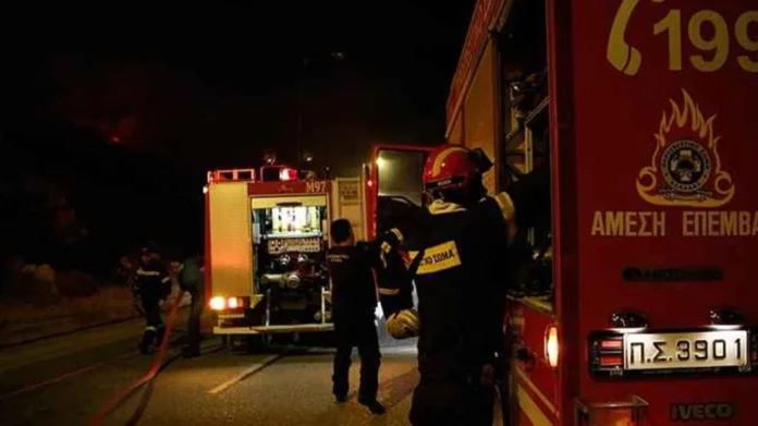 Υπό έλεγχο η φωτιά σε εργοστάσιο στο Σχηματάρι – Άμεση η επέμβαση της Πυροσβεστικής