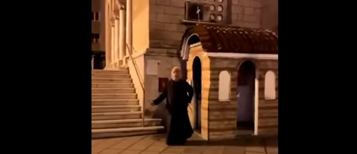 Θεσσαλονίκη: Ρασοφόρος βρίζει αισχρά έξω από ναό – “Καμία σχέση με εμάς” λέει η Μητρόπολη