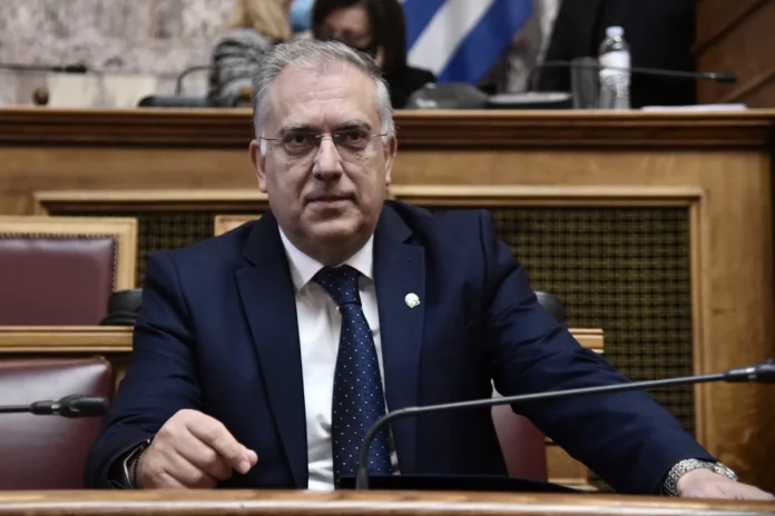 Θεοδωρικάκος: Ο Βαρουφάκης μετατρέπει την τρισάθλια επίθεση σε βάρος του σε πολιτικό σόου για να μπει στη Βουλή