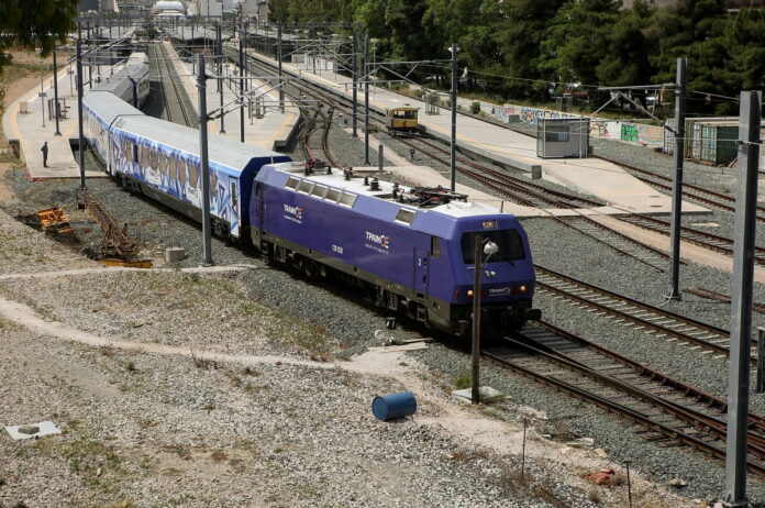 Σύγκρουση εμπορικής αμαξοστοιχίας με φορτηγό στο τελωνείο στην Οινόη