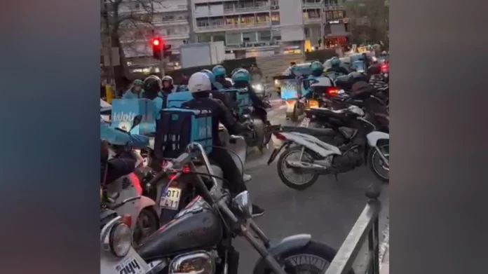 Κολωνάκι: Μηχανοκίνητη πορεία από διανομείς της Wolt – (VIDEO)