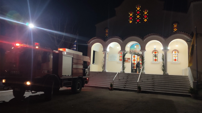 Λήμνος: «Εμπόλεμη ζώνη» το προαύλιο του Αγίου Δημήτριου λόγω των βεγγαλικών – Έπιασε φωτιά δέντρο (VIDEO)