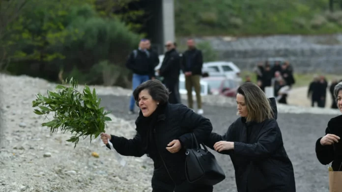 Λάρισα: Θρήνος στα Τέμπη στο μνημόσυνο για τα θύματα του σιδηροδρομικού δυστυχήματος