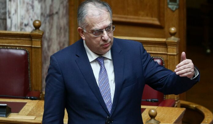 Την αποπομπή Θεοδωρικάκου ζητά ο ΣΥΡΙΖΑ για τις εμπρηστικές δηλώσεις του