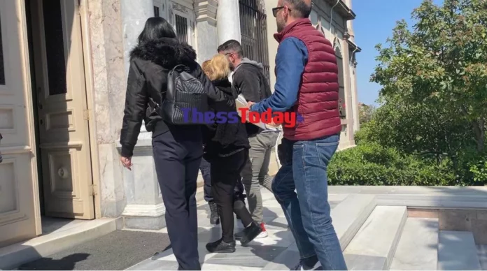 Προφυλακίστηκε η 49χρονη που περιέλουσε με βενζίνη τον σύζυγό της