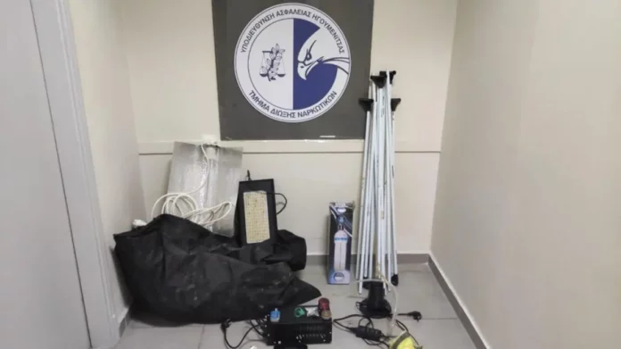 Κοιμόταν… ήσυχα τα βράδια 29χρονος χασισοκαλλιεργητής που είχε στήσει εργαστήριο δίπλα απ’ το κρεβάτι του