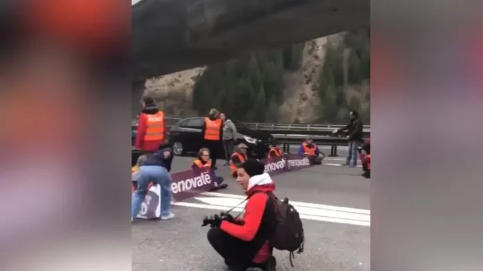 Ελβετία: Ακτιβιστές κόλλησαν στο οδόστρωμα για να διαμαρτυρηθούν – (ΦΩΤΟ)