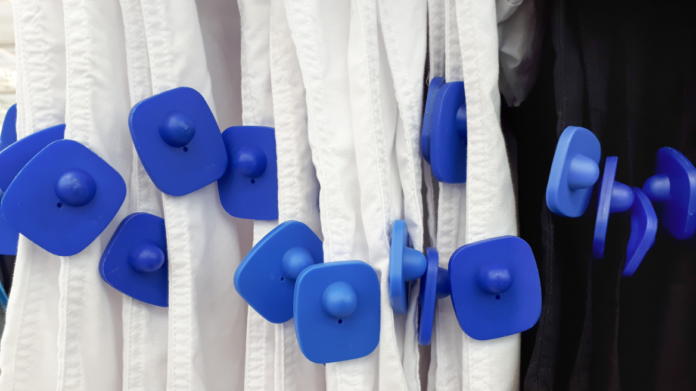 Λάρισα: Μπήκε στο δοκιμαστήριο με τρία πουκάμισα και άφησε μόνο τα… αντικλεπτικά