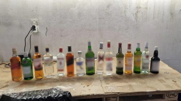 Γέμιζαν τα μαγαζιά σε Αθήνα και Θεσσαλονίκη με νοθευμένο αλκοόλ – Περισσότερα από 500.000 τα μπουκάλια “μπόμπες”