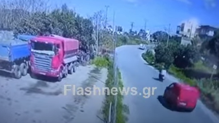 Bίντεο: Καρέ καρέ η στιγμή που το αυτοκίνητο χτυπά τον διανομέα στα Χανιά