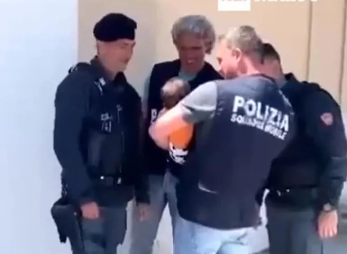 Ιταλία: Αστυνομικοί «υιοθέτησαν» βρέφος 6 μηνών που έμεινε ορφανό – (VIDEO)